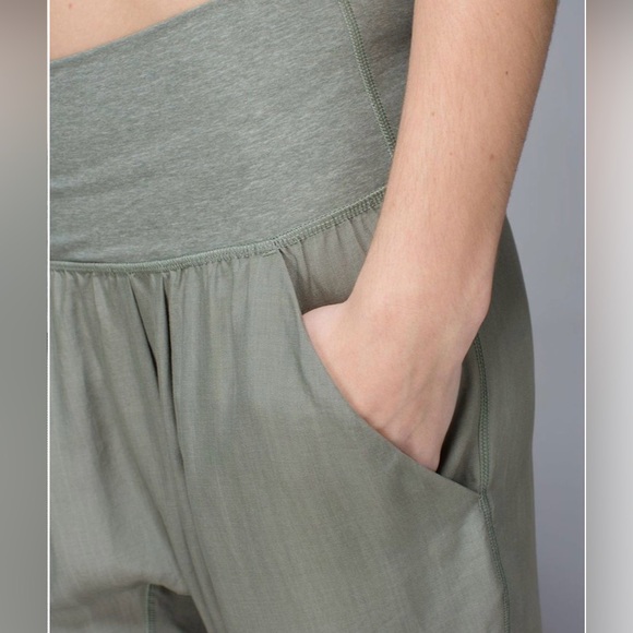 Lululemon Post Power Crop
Earl Grey / Heathered Earl Grey 6 - Picture 5 of 14